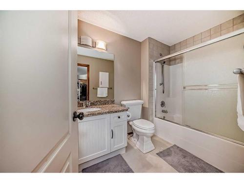 81 Springborough Boulevard Sw, Calgary, AB - Indoor Photo Showing Bathroom