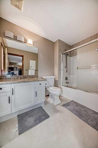 81 Springborough Boulevard Sw, Calgary, AB - Indoor Photo Showing Bathroom