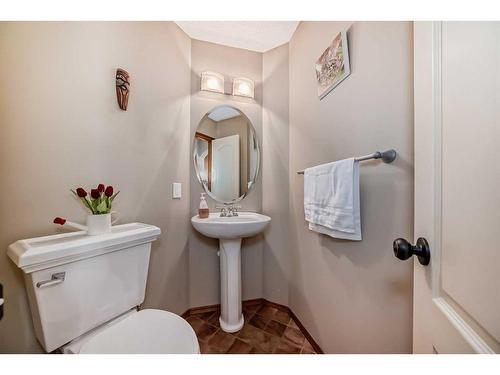 81 Springborough Boulevard Sw, Calgary, AB - Indoor Photo Showing Bathroom