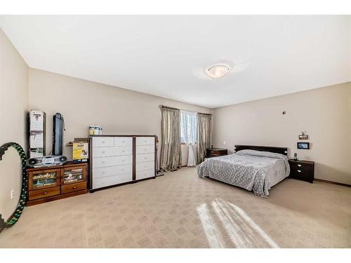 81 Springborough Boulevard Sw, Calgary, AB - Indoor Photo Showing Bedroom