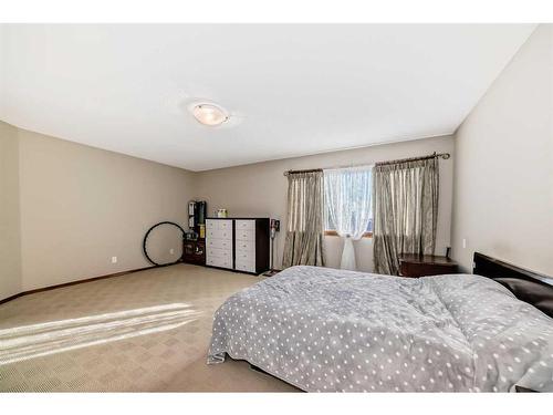 81 Springborough Boulevard Sw, Calgary, AB - Indoor Photo Showing Bedroom