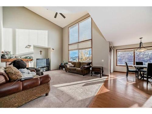 81 Springborough Boulevard Sw, Calgary, AB - Indoor Photo Showing Living Room