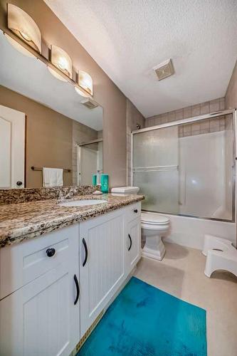 81 Springborough Boulevard Sw, Calgary, AB - Indoor Photo Showing Bathroom