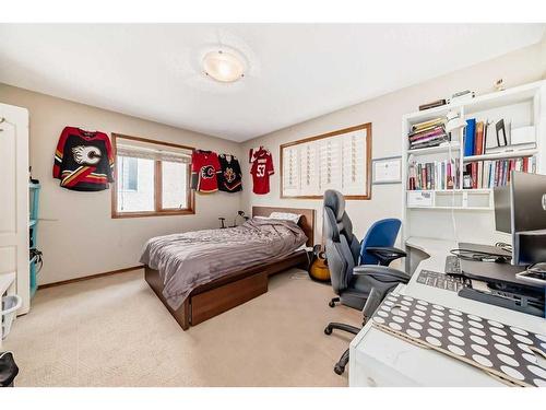 81 Springborough Boulevard Sw, Calgary, AB - Indoor Photo Showing Bedroom