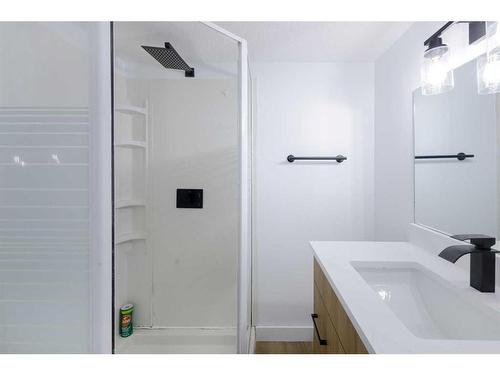 68 Hawkville Place Nw, Calgary, AB - Indoor Photo Showing Bathroom