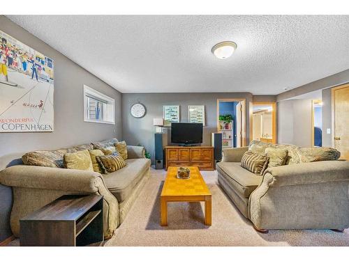 70 Harvest Oak View Ne, Calgary, AB - Indoor Photo Showing Living Room