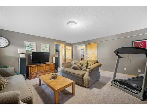 70 Harvest Oak View Ne, Calgary, AB - Indoor Photo Showing Living Room