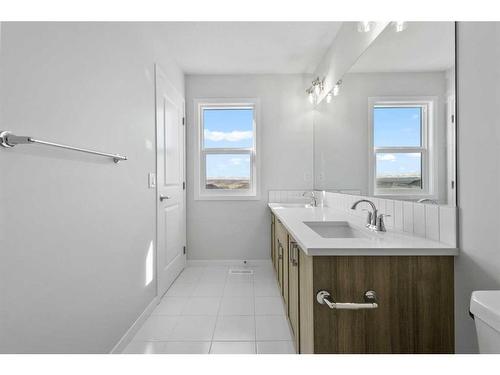 519 Lucas Boulevard Nw, Calgary, AB - Indoor Photo Showing Bathroom