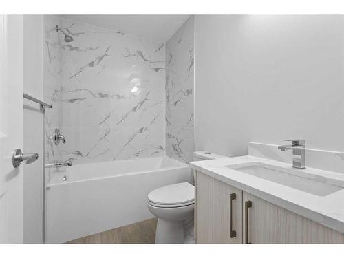 519 Lucas Boulevard Nw, Calgary, AB - Indoor Photo Showing Bathroom