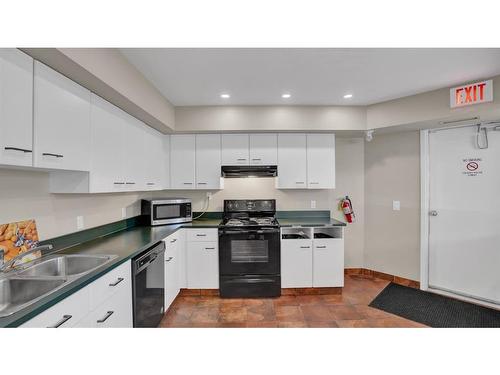 14-2714-3400 Edenwold Heights, Calgary, AB - Indoor Photo Showing Kitchen With Double Sink