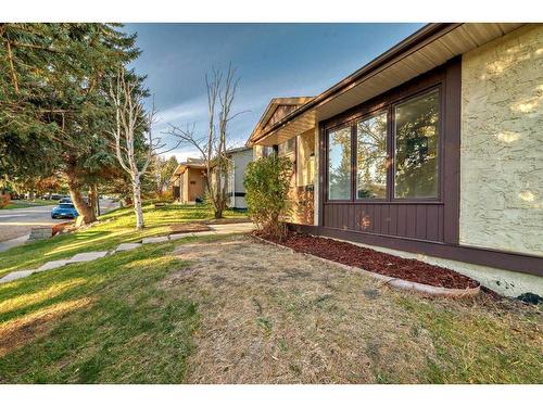 56 Bedford Circle Ne, Calgary, AB - Outdoor