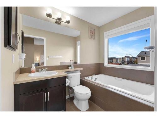 187 Evansridge Circle Nw, Calgary, AB - Indoor Photo Showing Bathroom