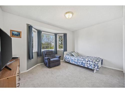 247 Edgebrook Circle Nw, Calgary, AB - Indoor Photo Showing Bedroom