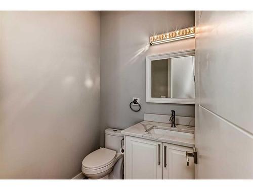 2021 17 Avenue Nw, Calgary, AB - Indoor Photo Showing Bathroom