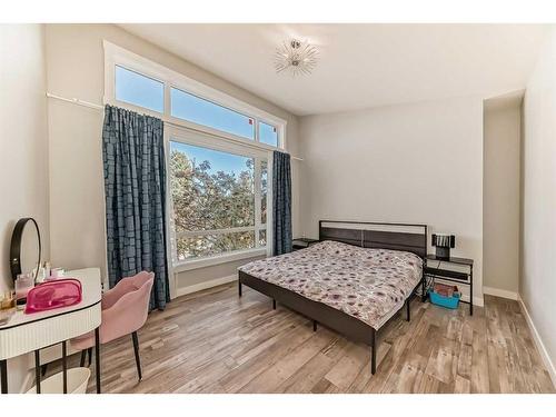 2021 17 Avenue Nw, Calgary, AB - Indoor Photo Showing Bedroom