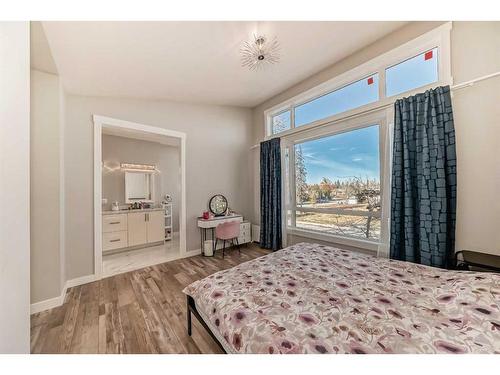 2021 17 Avenue Nw, Calgary, AB - Indoor Photo Showing Bedroom