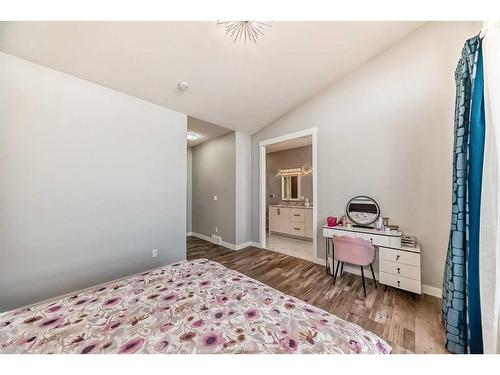 2021 17 Avenue Nw, Calgary, AB - Indoor Photo Showing Bedroom