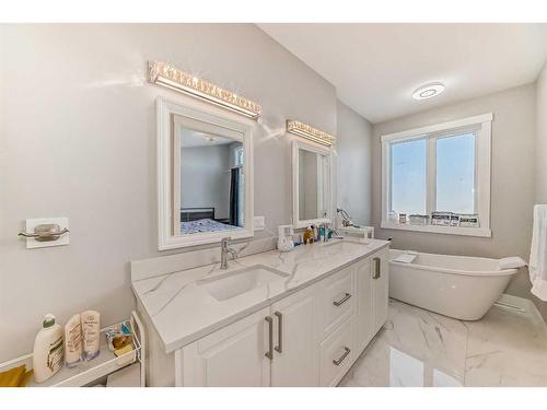 2021 17 Avenue Nw, Calgary, AB - Indoor Photo Showing Bathroom