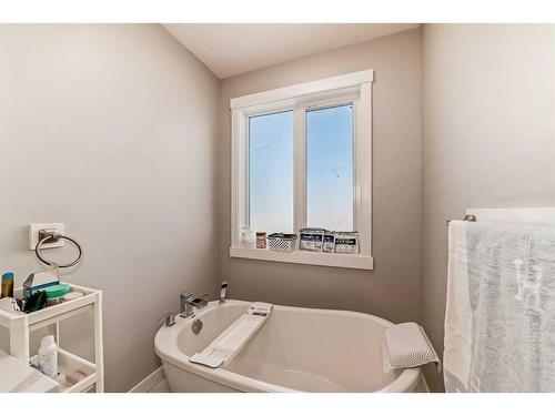 2021 17 Avenue Nw, Calgary, AB - Indoor Photo Showing Bathroom