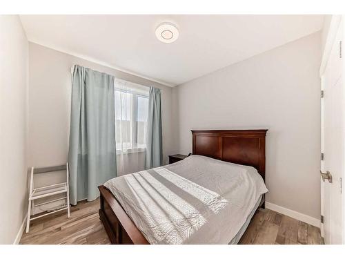 2021 17 Avenue Nw, Calgary, AB - Indoor Photo Showing Bedroom