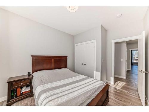 2021 17 Avenue Nw, Calgary, AB - Indoor Photo Showing Bedroom