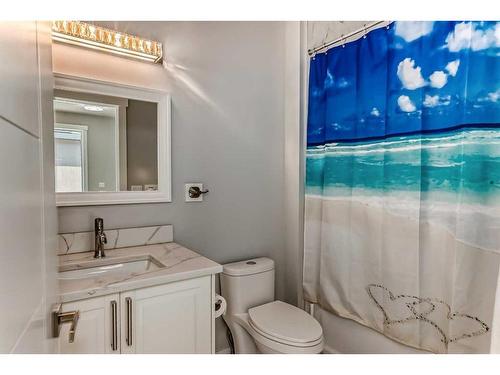 2021 17 Avenue Nw, Calgary, AB - Indoor Photo Showing Bathroom