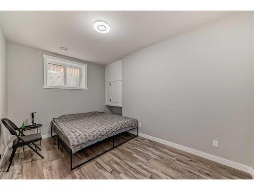 2021 17 Avenue Nw, Calgary, AB - Indoor Photo Showing Bedroom