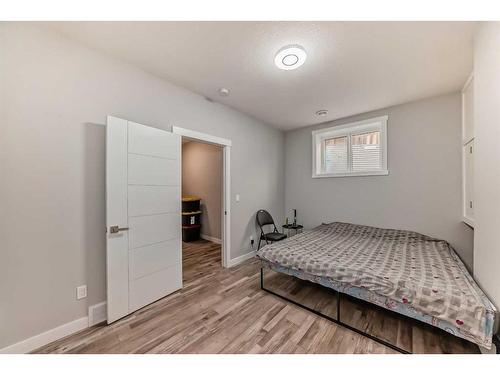 2021 17 Avenue Nw, Calgary, AB - Indoor Photo Showing Bedroom