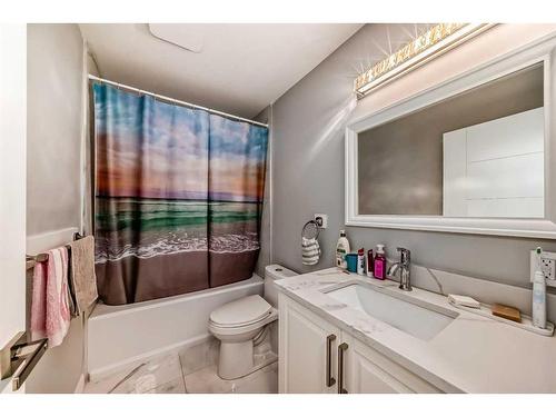 2021 17 Avenue Nw, Calgary, AB - Indoor Photo Showing Bathroom