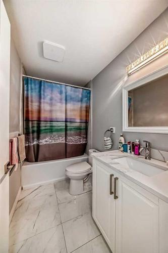 2021 17 Avenue Nw, Calgary, AB - Indoor Photo Showing Bathroom