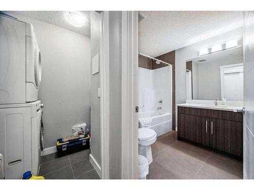 106-605 17 Avenue Nw, Calgary, AB - Indoor Photo Showing Bathroom