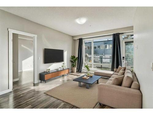 106-605 17 Avenue Nw, Calgary, AB - Indoor Photo Showing Living Room