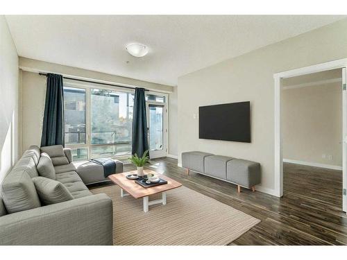 106-605 17 Avenue Nw, Calgary, AB - Indoor Photo Showing Living Room