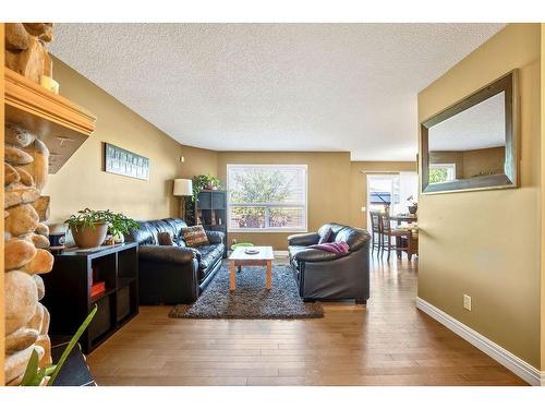 145 Crystal Shores Grove, Okotoks, AB - Indoor Photo Showing Living Room