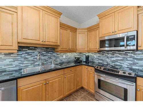 22 Discovery Woods Villas Sw, Calgary, AB - Indoor Photo Showing Kitchen