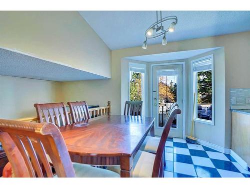 520 Shawinigan Drive Sw, Calgary, AB - Indoor Photo Showing Dining Room