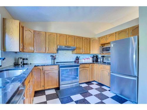 520 Shawinigan Drive Sw, Calgary, AB - Indoor Photo Showing Kitchen