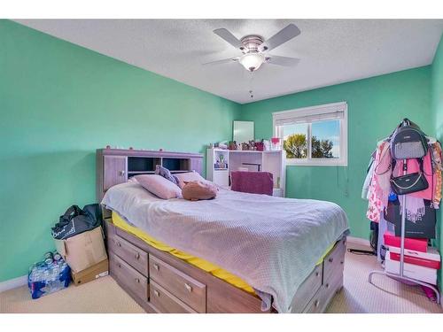 520 Shawinigan Drive Sw, Calgary, AB - Indoor Photo Showing Bedroom