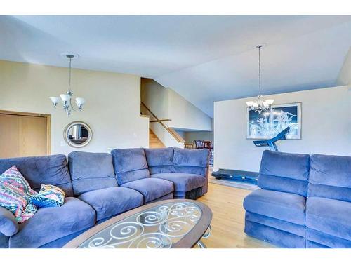 520 Shawinigan Drive Sw, Calgary, AB - Indoor Photo Showing Living Room