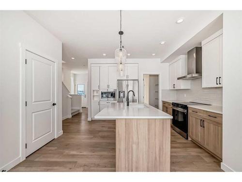 2 Belgian Court, Cochrane, AB - Indoor Photo Showing Kitchen With Upgraded Kitchen