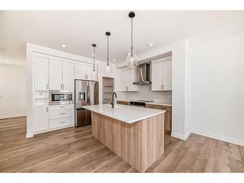 2 Belgian Court, Cochrane, AB - Indoor Photo Showing Kitchen With Upgraded Kitchen