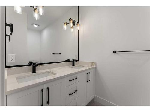 2634 30 Street Sw, Calgary, AB - Indoor Photo Showing Bathroom