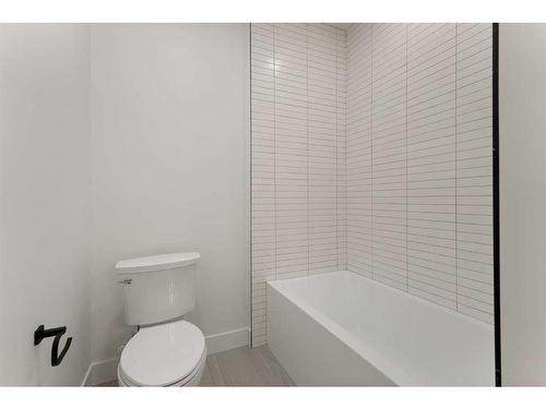 2634 30 Street Sw, Calgary, AB - Indoor Photo Showing Bathroom