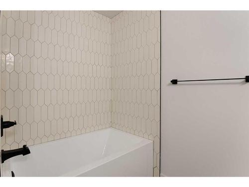 2634 30 Street Sw, Calgary, AB - Indoor Photo Showing Bathroom