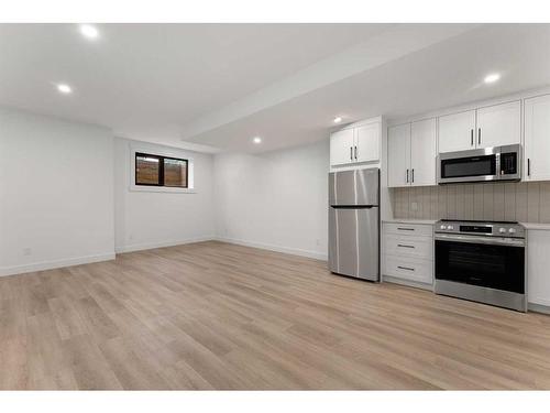 2634 30 Street Sw, Calgary, AB - Indoor Photo Showing Kitchen