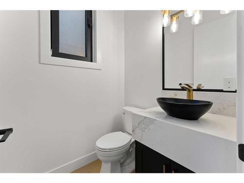 2634 30 Street Sw, Calgary, AB - Indoor Photo Showing Bathroom