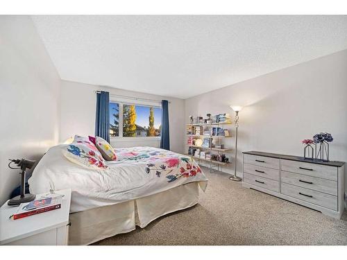 31 Schooner Close Nw, Calgary, AB - Indoor Photo Showing Bedroom