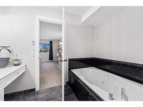 31 Schooner Close Nw, Calgary, AB - Indoor Photo Showing Bathroom