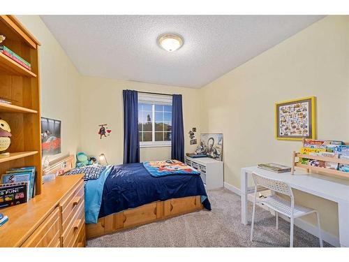 31 Schooner Close Nw, Calgary, AB - Indoor Photo Showing Bedroom