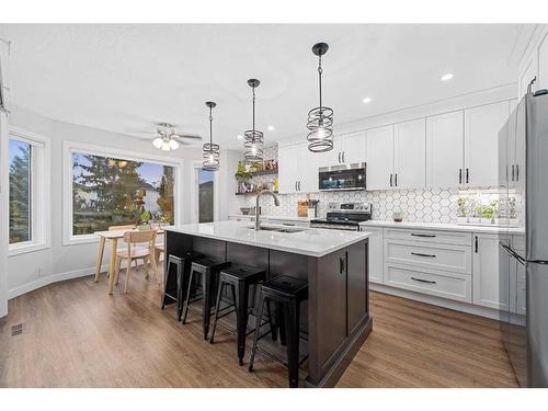 31 Schooner Close Nw, Calgary, AB - Indoor Photo Showing Kitchen With Upgraded Kitchen